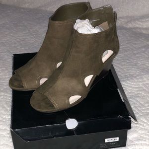 Torrid Sz 9.5W peep-toe & side cutout wedges